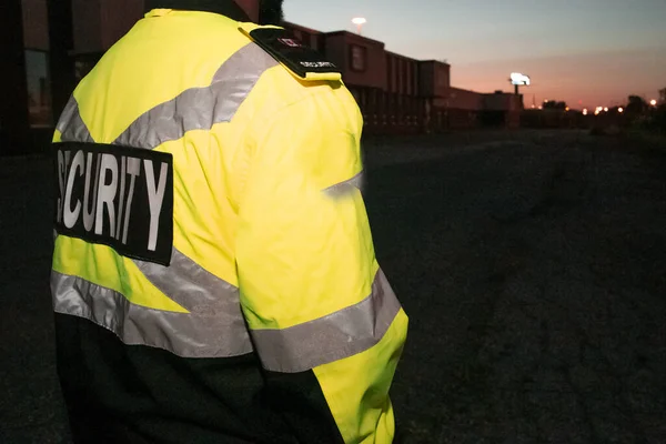 Een Close Shot Van Een Bewaker Patrouilleren Drukke Straat Stad — Stockfoto