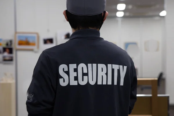 Primer Plano Guardia Seguridad Dentro Edificio Comercial Con Luz Reflectante — Foto de Stock