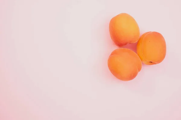 Una Vista Dall Alto Tre Albicocche Fresche Isolate Sfondo Rosa — Foto Stock