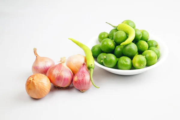 Primo Piano Cipolla Peperoncino Limoni Tailandesi Isolati Uno Sfondo Bianco — Foto Stock