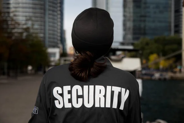 Tiro Perto Segurança Uniforme Patrulhando Uma Área Residencial — Fotografia de Stock