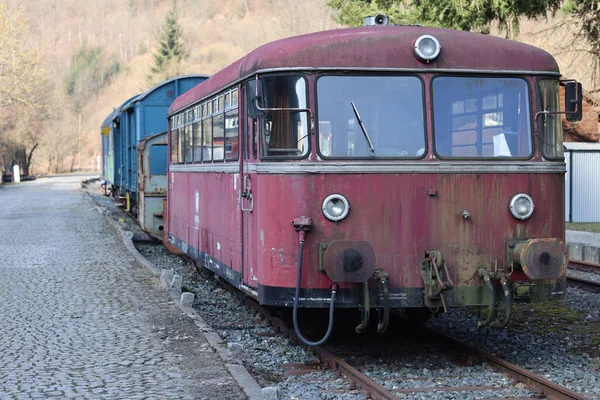 Train Abandonné Rouge Bleu Sur Les Rails — Photo