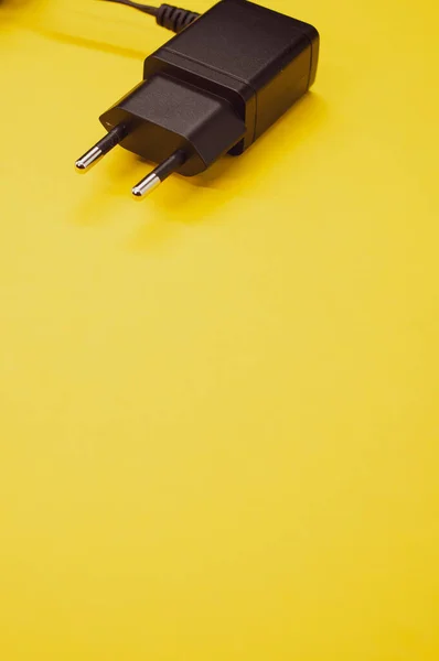 Tiro Vertical Adaptador Carregador Com Fio Isolado Fundo Amarelo — Fotografia de Stock