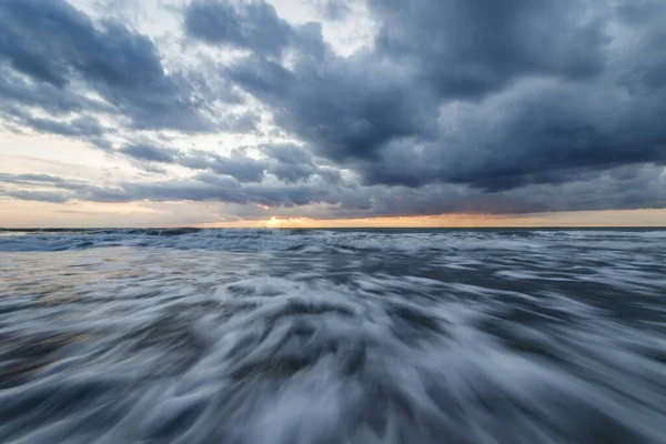 Larga Exposición Del Cielo Dramático Sobre Mar Tormentoso Atardecer — Foto de Stock