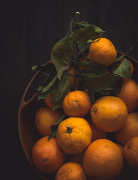 Betakarított Narancs Mandarin Függőleges Felülnézete Egy Tálban — Stock Fotó