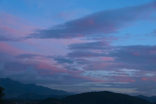 グアテマラの日没 無公害の空と多色の雲 美しい夕日 グアテマラの色の雲 — ストック写真