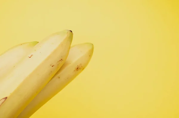 Primer Plano Plátanos Maduros Aislados Sobre Fondo Amarillo — Foto de Stock