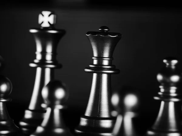 Selektivní Zaostření Šachových Figurín Uspořádaných Šachovnici — Stock fotografie