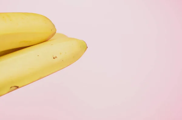 Primer Plano Plátanos Maduros Aislados Sobre Fondo Rosa — Foto de Stock