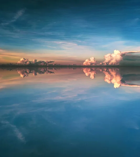 Une Vue Fascinante Reflet Des Nuages Surface Lac Limpide — Photo