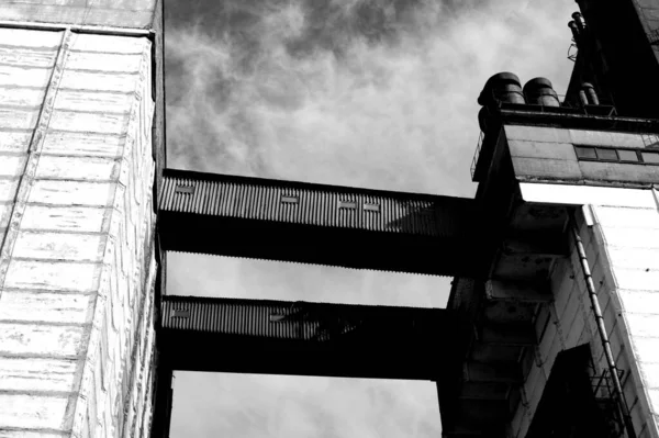 Colpo Basso Edificio Industriale Contro Cielo Nuvoloso Scala Grigi — Foto Stock