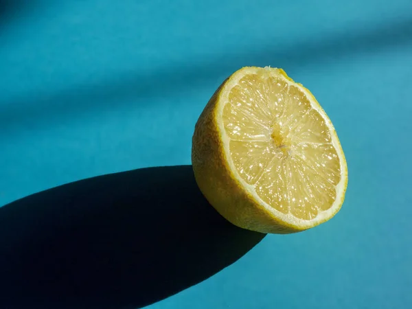 Gros Plan Citron Juteux Frais Moitié Coupé Sur Une Surface — Photo