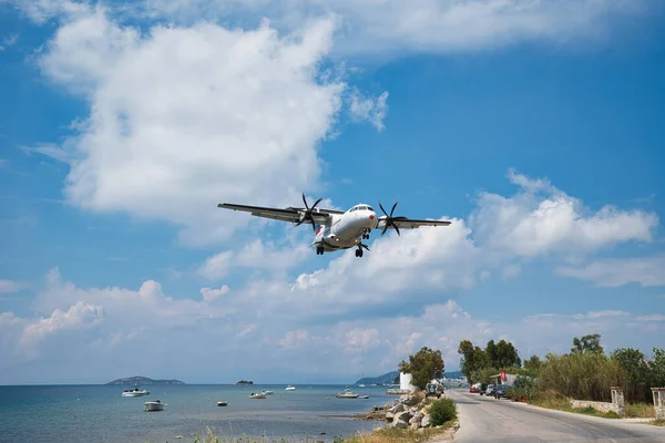 Skiathos Greece Jun 2021 Airplane Passengers Lands Skiathos Airport Tourism — 图库照片