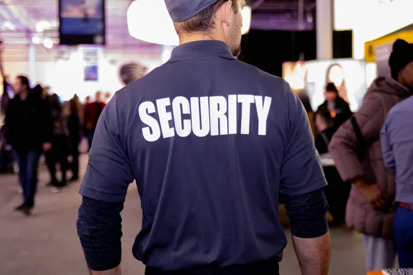 Primer Plano Guardia Seguridad Uniforme Patrullando Edificio Comercial — Foto de Stock