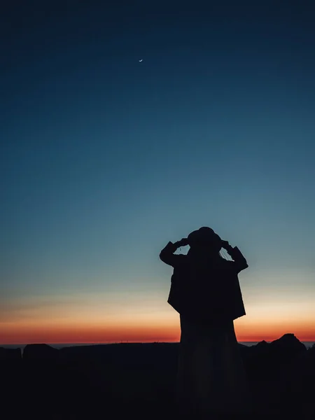 畑の中に立つ女性のシルエットと美しい夕日を見て — ストック写真