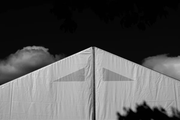 工业帐篷的灰度镜头 — 图库照片