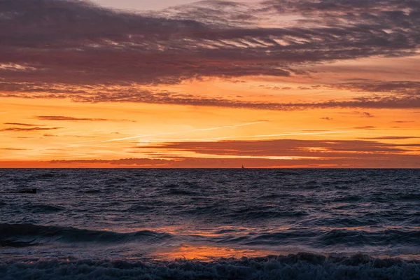 Zlatý Západ Slunce Nad Vlnitým Mořem — Stock fotografie