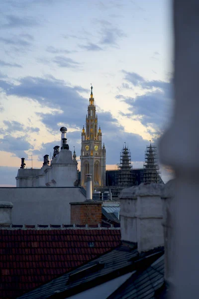 Espectáculo Vertical Iluminó Ayuntamiento Rathaus Viena Austria Bajo Cielo Nublado — Foto de Stock