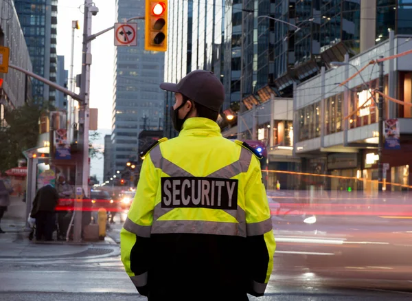 Primer Plano Guardia Seguridad Patrullando Concurrida Calle Ciudad Antes Del — Foto de Stock