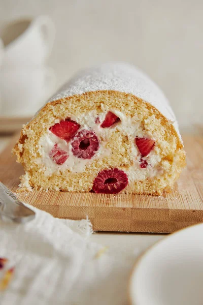 Vertical Shot Delicious Biscuit Roll Raspberries Cream Wooden Board — ストック写真