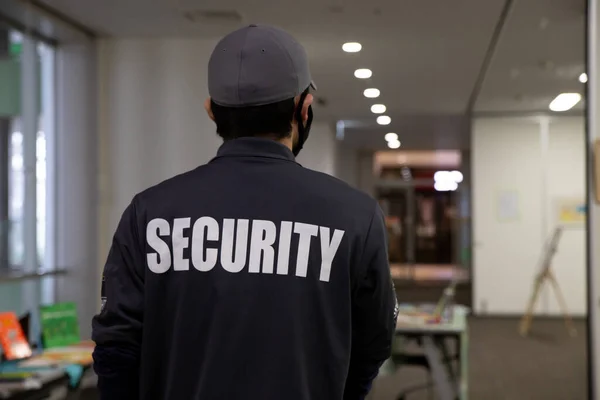 Primer Plano Guardia Seguridad Uniforme Patrullando Edificio Comercial — Foto de Stock