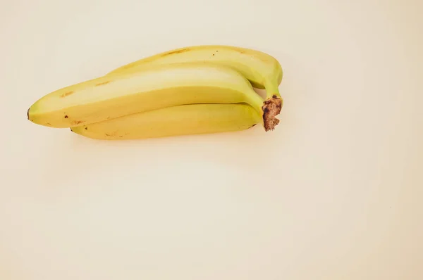 Close Bananas Maduras Isoladas Fundo Marrom Claro — Fotografia de Stock