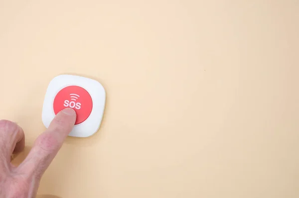Uma Mão Idosa Segurando Botão Alarme Emergência Sos Sem Fio — Fotografia de Stock