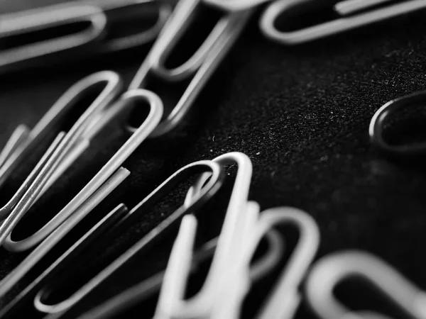Grayscale Selective Focus Shot Heap Scattered Paperclips Copy Space Middle — Stock fotografie