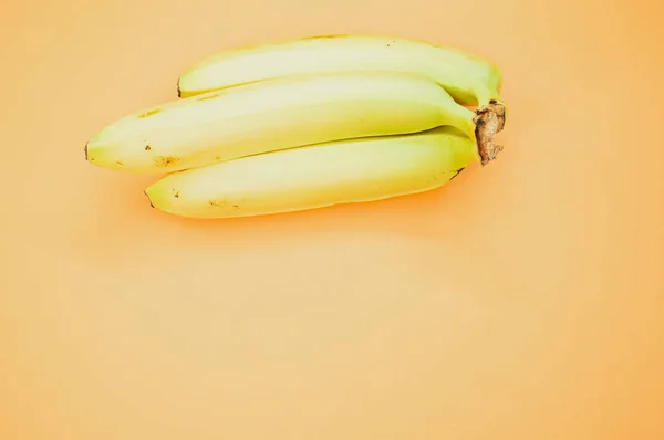 Plano Alto Ángulo Plátanos Maduros Aislados Sobre Fondo Naranja Claro — Foto de Stock