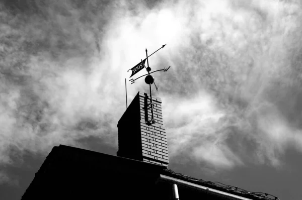 Grayscale Shot Wind Compass Roof Cloudy Sky — Φωτογραφία Αρχείου