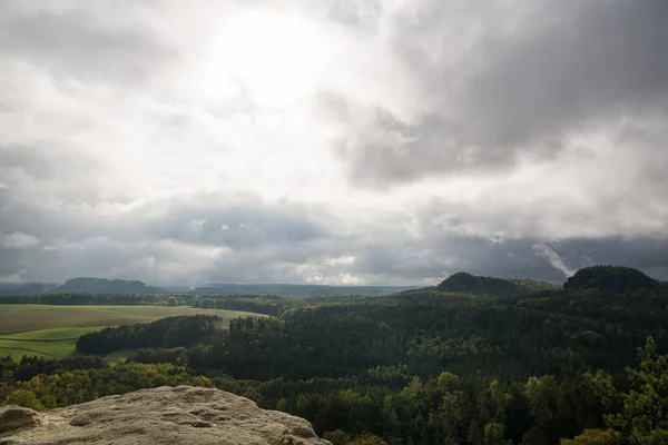 Der Dramatische Himmel Über Dem Nationalpark Sächsische Schweiz — Stockfoto