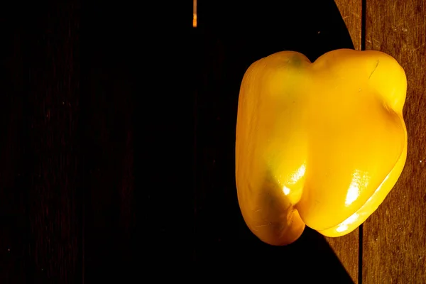 Detailní Záběr Žluté Papričky Dřevěném Povrchu — Stock fotografie