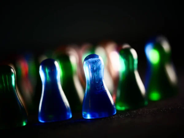 Une Mise Point Sélective Une Rangée Pions Échecs Verre Bleu — Photo