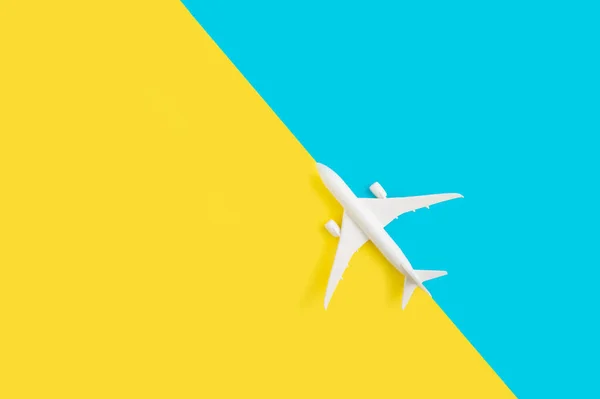 Representación Avión Miniatura Sobre Fondo Azul Amarillo Con Espacio Libre — Foto de Stock