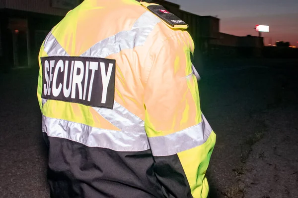 Primer Plano Guardia Seguridad Patrullando Concurrida Calle Ciudad Antes Del — Foto de Stock