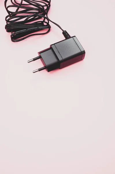 Disparo Vertical Adaptador Cargador Cableado Aislado Sobre Fondo Rosa —  Fotos de Stock