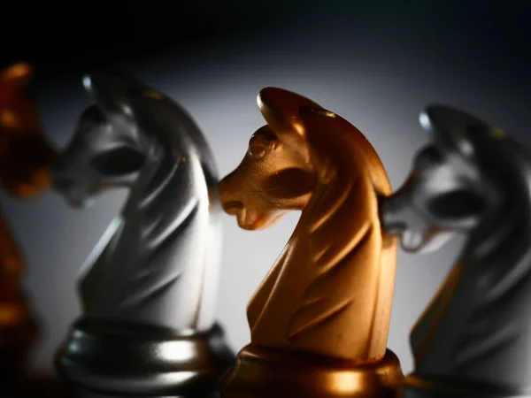 Detailní Záběr Stříbrných Zlatých Šachových Figurek — Stock fotografie