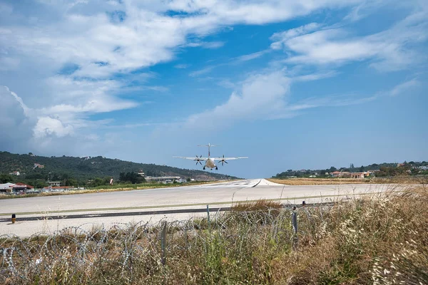 Skiathos Görögország 2021 Június Légi Járművek Leszállása Skiathos Repülőtéren Skiathos — Stock Fotó