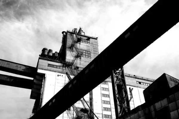 Eine Flache Aufnahme Eines Industriegebäudes Vor Einem Bewölkten Himmel Graustufen — Stockfoto