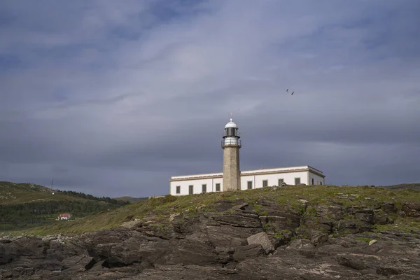 Farol Corrubedo Galiza Espanha Rodeado Pelas Enormes Rochas Campos — Fotografia de Stock