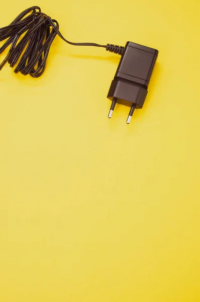 Tiro Vertical Adaptador Carregador Com Fio Isolado Fundo Amarelo — Fotografia de Stock