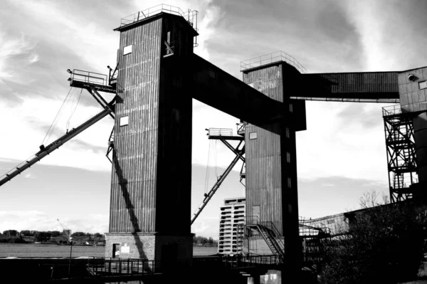 Graustufenaufnahme Eines Industriegebäudes Und Eines Maschinenparks — Stockfoto