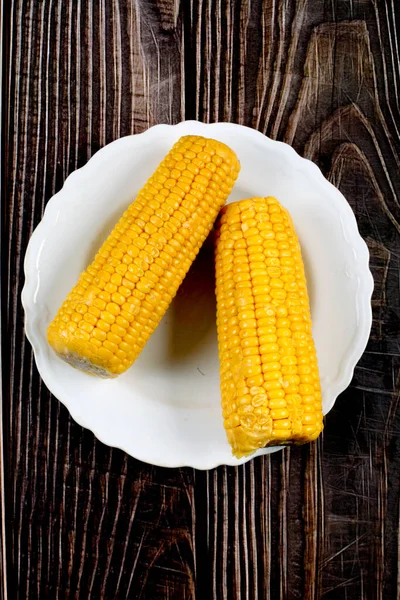 Legjobb Kilátás Friss Kukorica Egy Fehér Tányéron — Stock Fotó