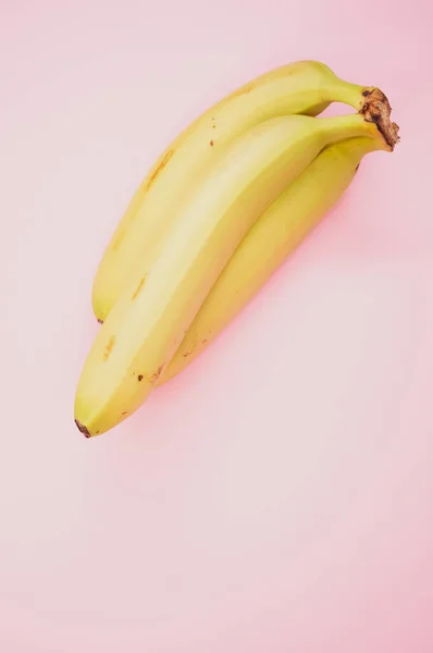 Plano Vertical Plátanos Maduros Aislados Sobre Fondo Rosa — Foto de Stock