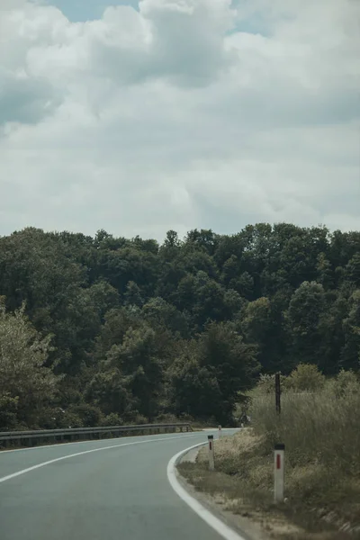 구름낀 나무들 에둘러 도로의 — 스톡 사진