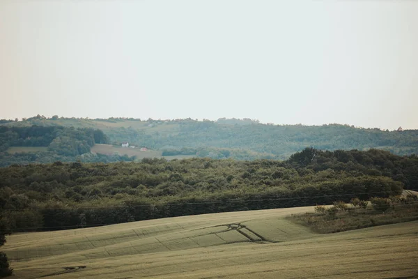 Een Zonnig Veld Rond Heuvels Bossen Het Platteland Onder Een — Stockfoto