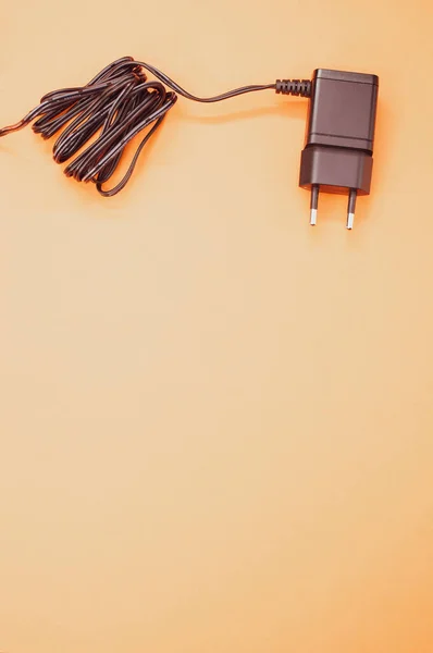 Eine Vertikale Aufnahme Des Verdrahteten Ladegerät Adapters Isoliert Auf Orangefarbenem — Stockfoto