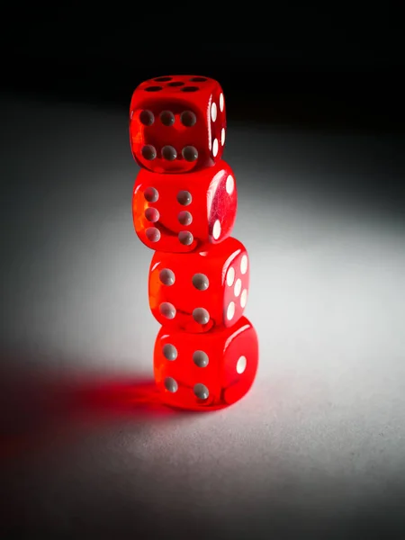 Селективный Фокус Снимок Красных Кубиков Белыми Точками — стоковое фото