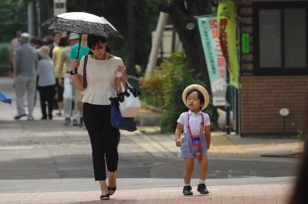 Tokio Japón Abril 2014 Una Madre Que Protege Del Sol —  Fotos de Stock