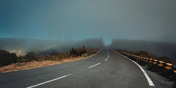 Empty Highway Fields Bushes Foggy Sky — Φωτογραφία Αρχείου